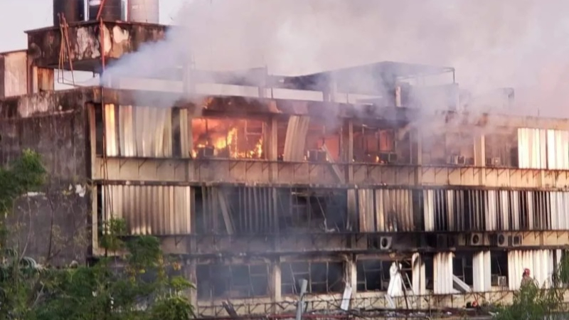 La historia reciente del viejo edificio municipal: incendios, riesgo de derrumbe y demolición inminente