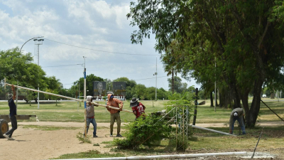 Más iluminación y obras deportivas en Castelli para optimizar el uso de los espacios públicos