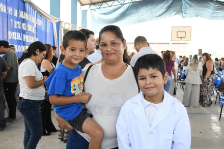 familias que expresaron su alegria por los nuevos edificios inaugurados.jpg