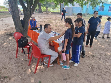 El centro de salud “Dr. Ramón Carrillo” concretó un operativo sanitario integral en Isla Apando (1)