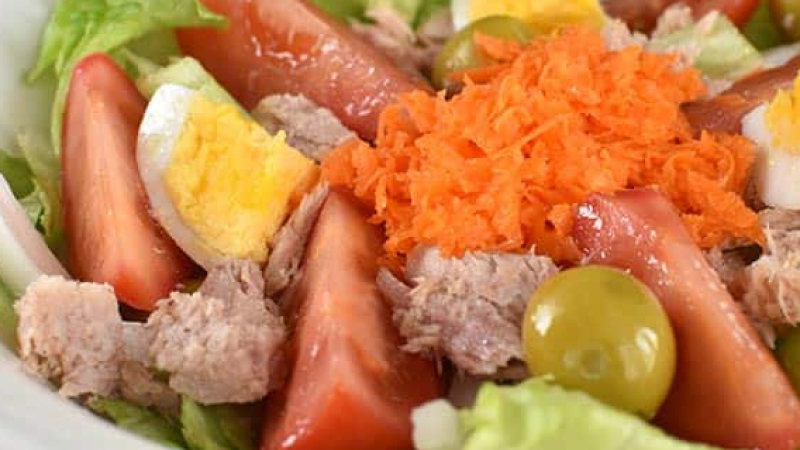 Ensalada mediterránea, receta fácil y ligera