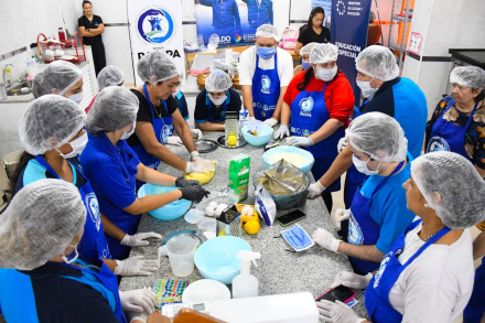 En la Escuela Especial N° 1 elaboraron roscas de Pascuas en jornada especial organizada por el PAIPPA (4).jpg