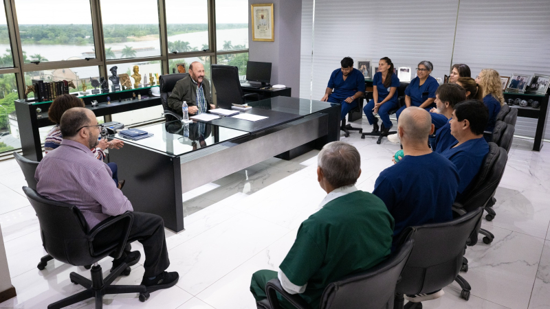 Insfrán se reunió con kinesiólogos en su día
