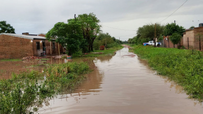 El Espinillo desbordado: 330 milímetros, 400 familias afectadas y el pueblo aislado