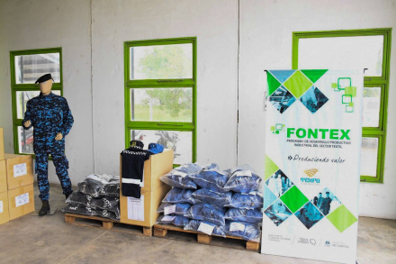 ENTREGA DE INDUMENTARIA CONFECCIONADA POR FONTEX A LA POLICIA (2).jpg