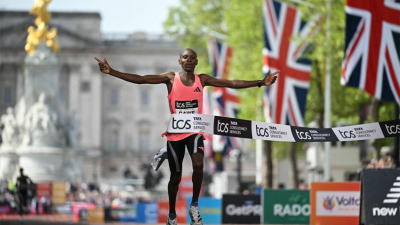 Sawe rompió la barrera de las dos horas y batió el récord mundial de maratón