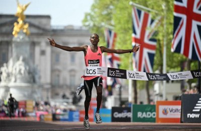 Sawe rompió la barrera de las dos horas y batió el récord mundial de maratón