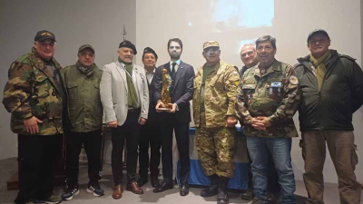 Veteranos de Malvinas distinguieron al embajador que hizo tapar un mapa con las islas como británicas