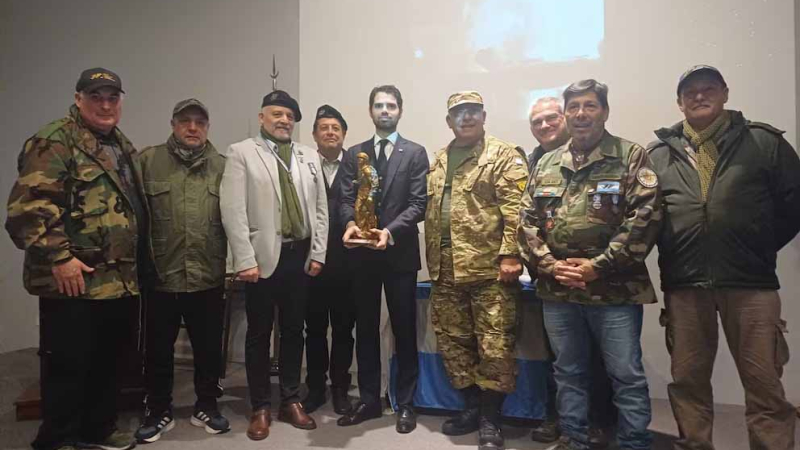Veteranos de Malvinas distinguieron al embajador que hizo tapar un mapa con las islas como británicas