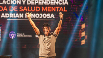 "Manipulación y dependencia": una experiencia que mezcla psicología, música y humor llega a Corrientes