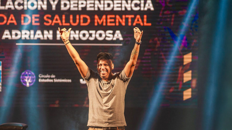 "Manipulación y dependencia": una experiencia que mezcla psicología, música y humor llega a Corrientes