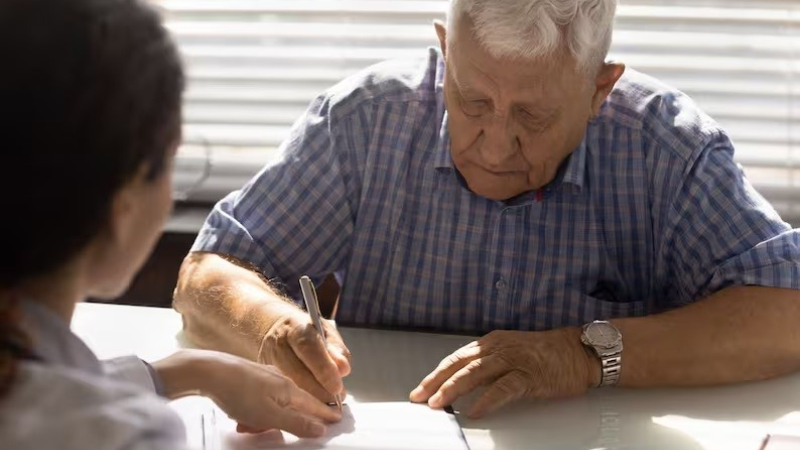 Los mayores de 65 años aumentan su presencia en el mercado laboral, con empleos precarizados