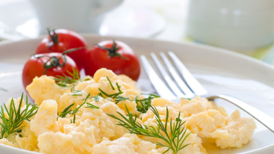 El secreto para lograr huevos revueltos más cremosos y esponjosos en pocos minutos