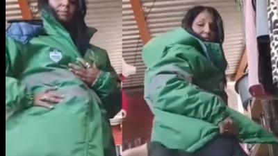Semidesnuda una chaqueña cuestionó el uniforme que le habían entregado