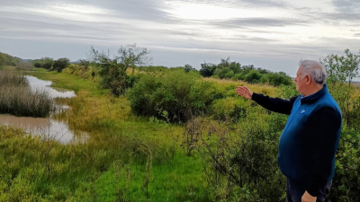 Vecinos y el concejal Fernández reclaman urgente limpieza de canales en Villa Ángela