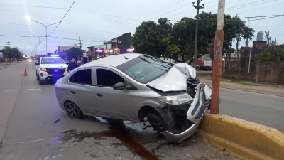Perdió el control del auto y se estroló contra un poste de luz