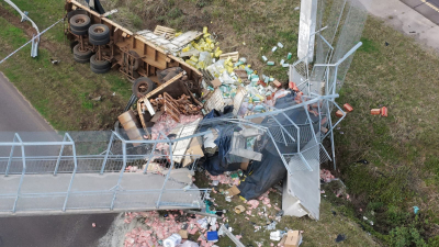 Murió un camionero al chocar contra un puente peatonal y derribar la estructura