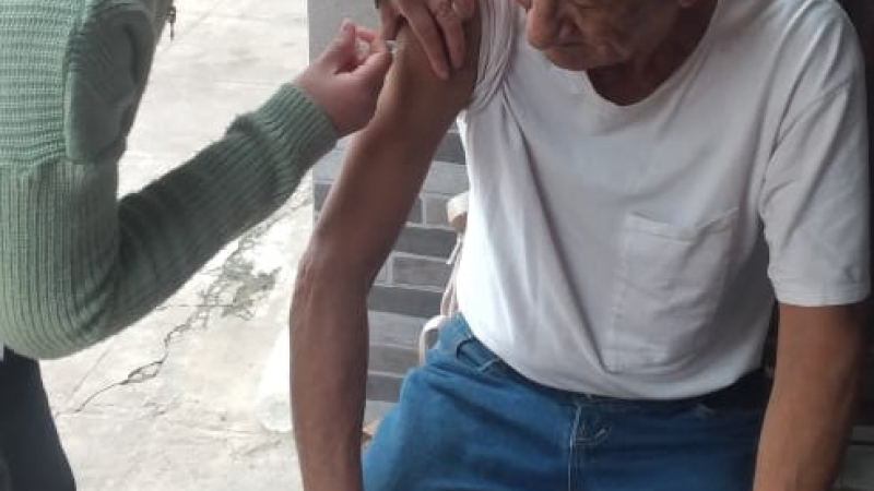 Vacunación antigripal y antineumocócica a los vecinos
