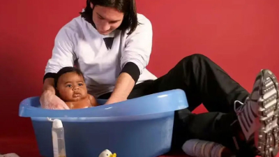 La historia de la foto de Messi bañando a Lamine Yamal bebé