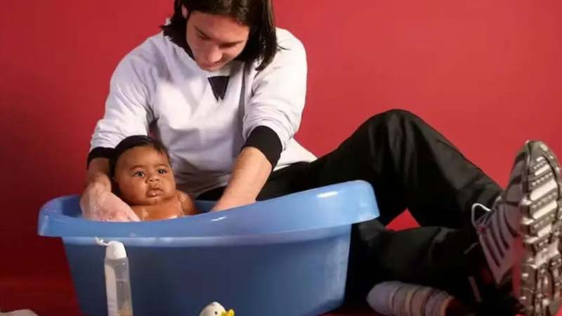 La historia de la foto de Messi bañando a Lamine Yamal bebé