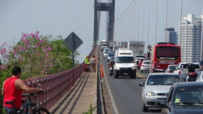 Se arrojó desde el puente General Belgrano y es intensamente buscado