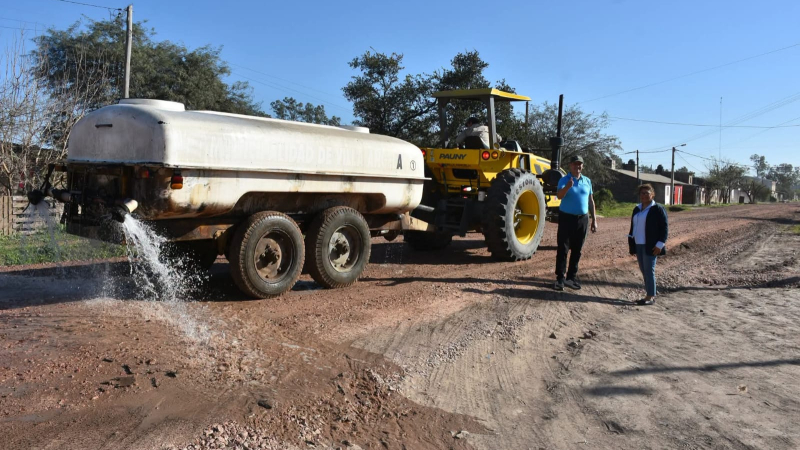 Avanza el plan de enripiado en calles de Villa Ángela