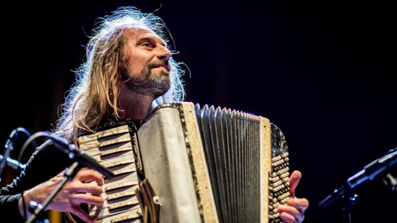 Esta noche se presenta el Chango Spasiuk en el escenario principal de la Bienal 2026