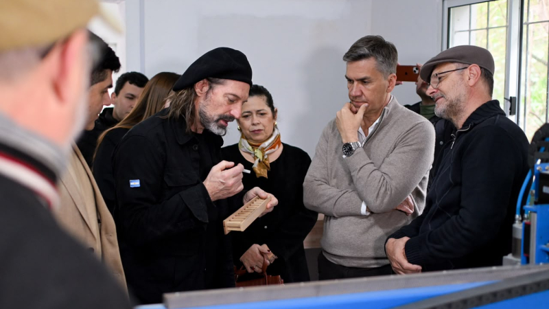 Puerto Tirol ya cuenta con una fábrica - escuela de acordeones