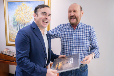 Gildo Insfrán mantuvo una reunión de trabajo con el intendente de Empedrado1