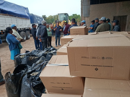 En Ingeniero Juárez, el Gobierno provincial entregó 2.500 módulos alimentarios y frazadas a familias de comunidades originarias (7)