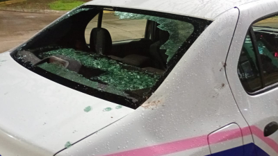 Tres demorados por agredir a policías y dañaron un móvil
