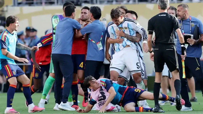 Duras sanciones de la FIFA a la selección argentina por los incidentes en la final