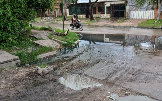Villa Itatí, entre el barro y el agua estancada