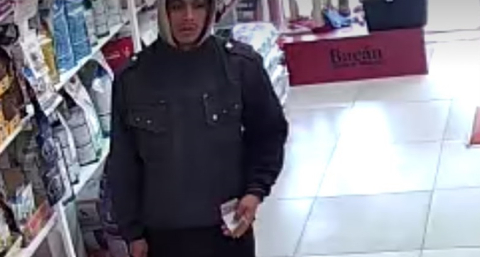 Con un cuchillo amenazó a la encargada de una tienda de mascotas