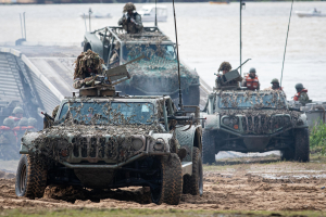 El Ejército Argentino demostró sus capacidades de franqueo con barcazas, tanques y helicópteros