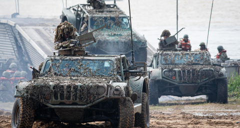 El Ejército Argentino demostró sus capacidades de franqueo con barcazas, tanques y helicópteros