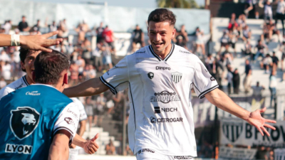 For Ever, juez en la definición de "arriba", se mide ante el líder Ferro