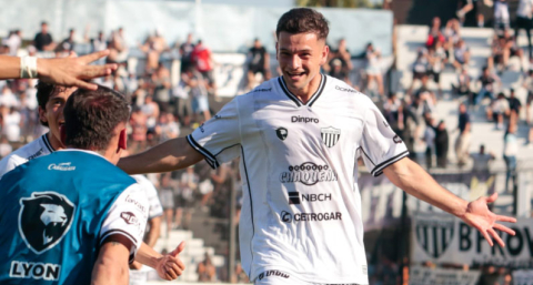 For Ever, juez en la definición de "arriba", se mide ante el líder Ferro