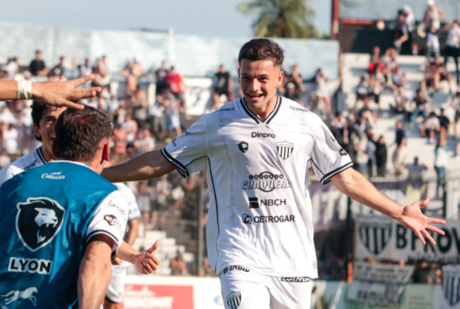 For Ever, juez en la definición de "arriba", se mide ante el líder Ferro
