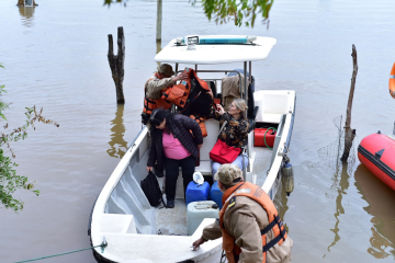 Familias de Isla Soto también reciben asistencia de un operativo integral