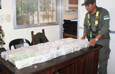 Viajaban a Buenos Aires con $2.500.000 y 390.000 dólares ocultos en una camioneta