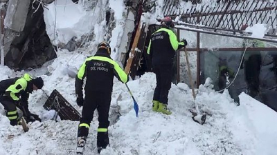 Hallan con vida a diez personas en hotel sepultado por alud en Italia