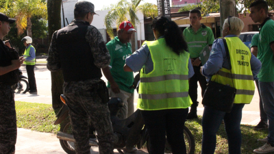 Motociclistas sin casco aseguran desconocer la normativa vigente sobre el derecho municipal del secuestro de motos