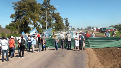 Productores cortan la ruta 16 y piden la renuncia de Tortarolo