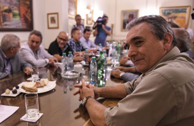Con el paro general decidido y con fecha la CGT marcha hoy en rechazo a la política económica