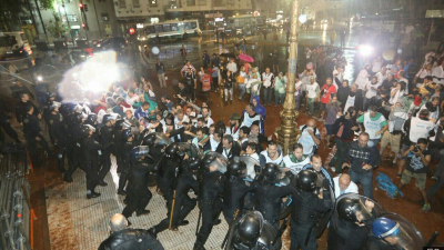 Liberaron a los docentes detenidos al intentar instalar una "escuela itinerante" frente al Congreso