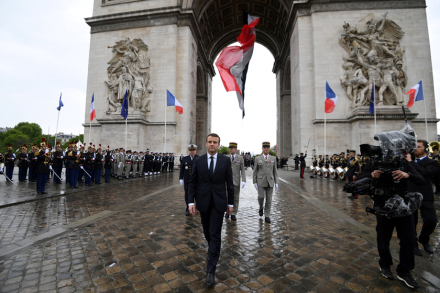 macron05.jpg