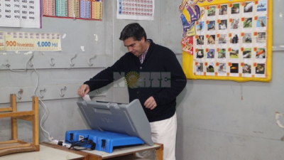 Capitanich votó rápidamente en la Escuela N° 26