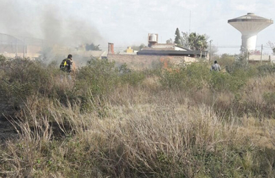 Ardua tarea de los bomberos por la quema de pastizales 