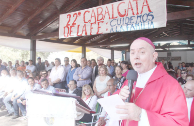“Nos necesitamos unos con los otros”, alegó Dus ante miles de fieles en la celebración a San Pantaleón